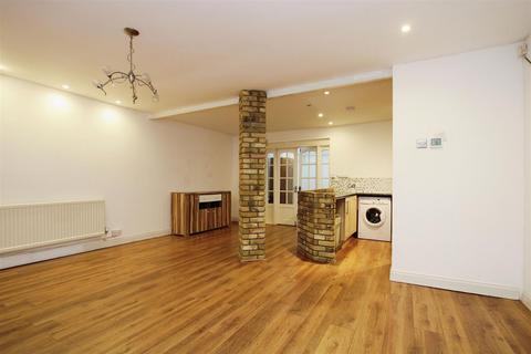 5 bedroom house to rent, Glenbrook South, Enfield - Luxurious Modern Living