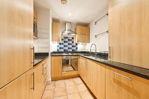 2 bedroom ground floor flat to rent, Falcon Road, London SW11