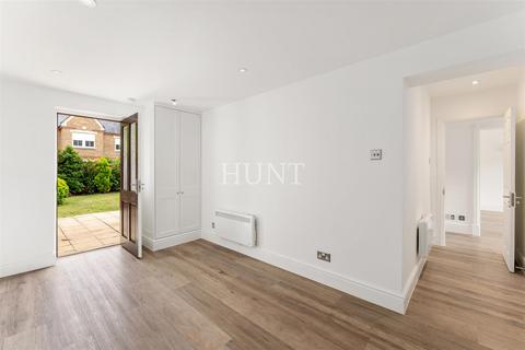 3 bedroom mews to rent, Repton Park, Woodford Green, Essex