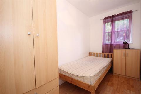 2 bedroom flat for sale, Curtis Drive, London, W3