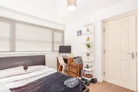 1 bedroom in a house share to rent, Hindhead Gardens, Northolt UB5