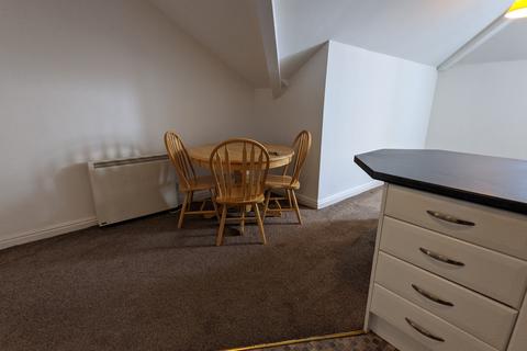 3 bedroom flat to rent, Plymouth Grove, Manchester M13