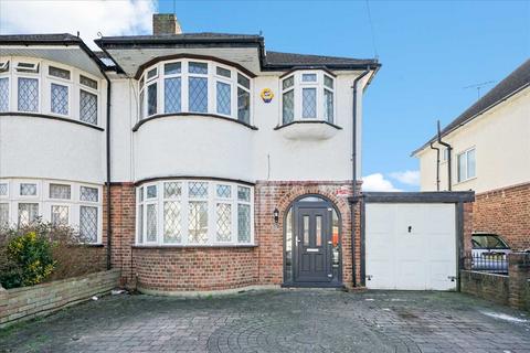 3 bedroom terraced house to rent, Litchfield Avenue, Morden