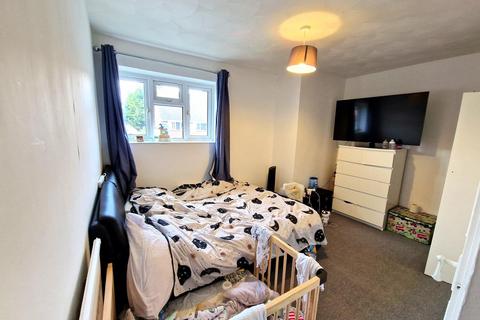 3 bedroom terraced house to rent, Cygnet Avenue, Feltham TW14