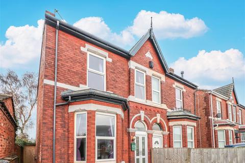 2 bedroom house to rent, Hart Street, Southport PR8