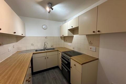 2 bedroom flat to rent, Heather Drive, Andover