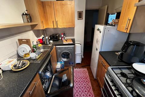 3 bedroom flat share to rent, Newcastle Street, Manchester M15