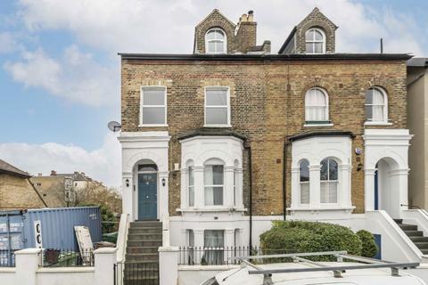 3 bedroom flat to rent, Myton Road, London SE21