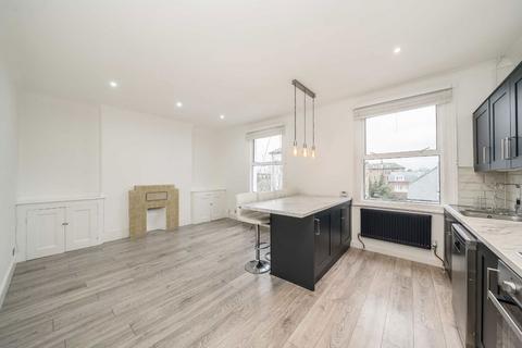 3 bedroom flat to rent, Myton Road, London SE21