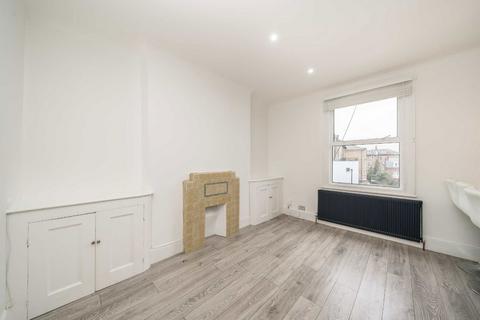 3 bedroom flat to rent, Myton Road, London SE21