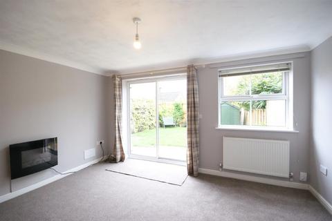 3 bedroom semi-detached house to rent, Fox Covert, South Hykeham, Lincoln