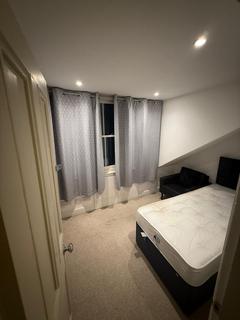 1 bedroom in a house share to rent, Hartington Road, London SW8