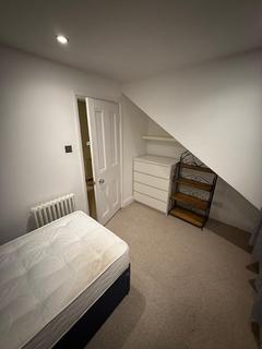 1 bedroom in a house share to rent, Hartington Road, London SW8