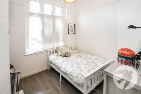 2 bedroom flat for sale, Grove Park Road, London, SE9