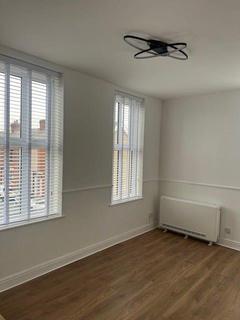 3 bedroom flat to rent, RUSTLINGS COURT,