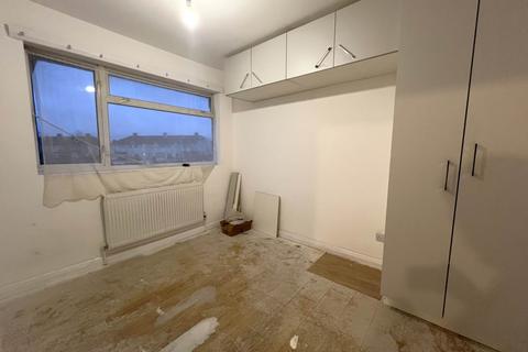 3 bedroom semi-detached house to rent, Somerset Avenue, Luton LU2