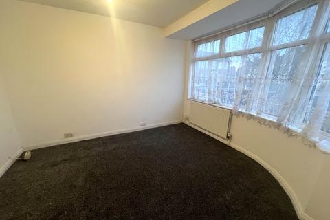 3 bedroom semi-detached house to rent, Somerset Avenue, Luton LU2