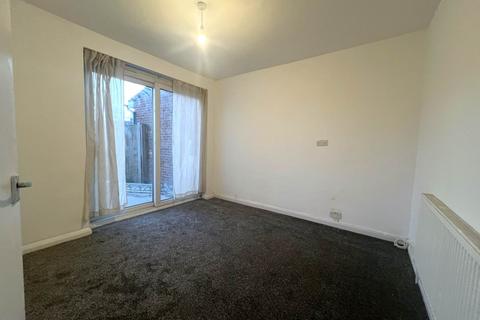 3 bedroom semi-detached house to rent, Somerset Avenue, Luton LU2