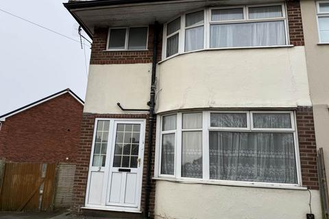 3 bedroom semi-detached house to rent, Somerset Avenue, Luton LU2