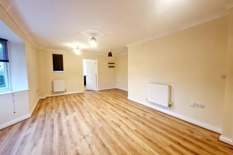 4 bedroom house to rent, Beacon Hill Road, Newark