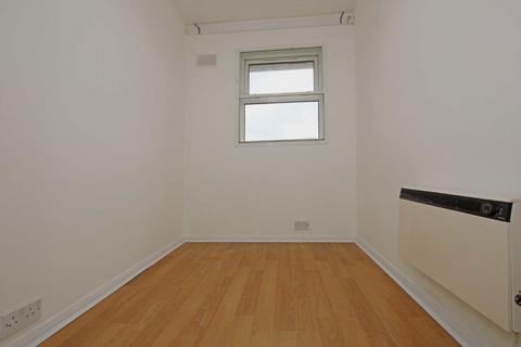 2 bedroom flat to rent, Taylor Close, Hounslow TW3