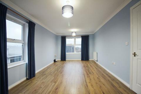 2 bedroom flat to rent, Cobham Close, Enfield, EN1