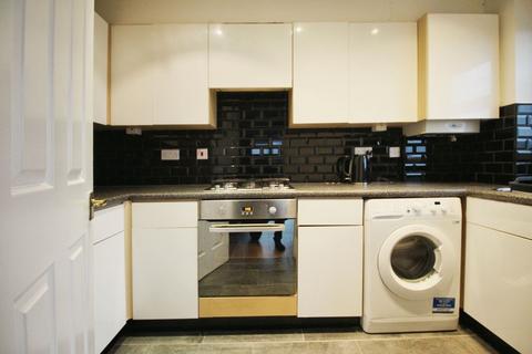 2 bedroom flat to rent, Cobham Close, Enfield, EN1