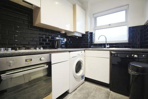 2 bedroom flat to rent, Cobham Close, Enfield, EN1