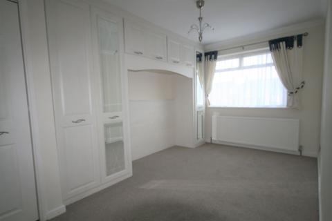 3 bedroom semi-detached house to rent, Baillie Close, Rainham, RM13