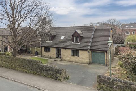 3 bedroom detached house to rent, Brian Street, Huddersfield, West Yorkshire, HD3