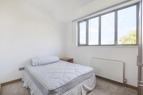 2 bedroom flat to rent, Romeyn Road Streatham Hill SW16