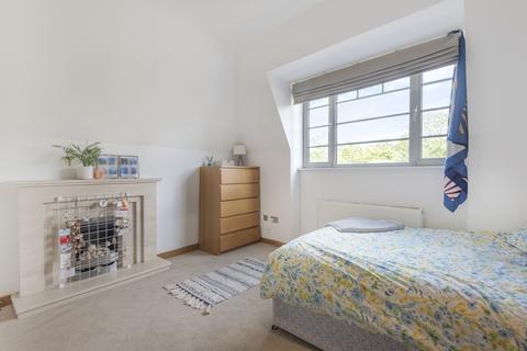 2 bedroom flat to rent, Romeyn Road Streatham Hill SW16