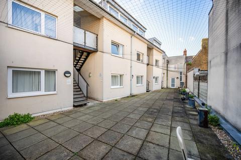 3 bedroom flat for sale, Clarenden House, Kingston, Kingston upon Thames, KT2