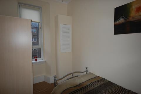 3 bedroom apartment to rent, Batson Street, Glasgow G42