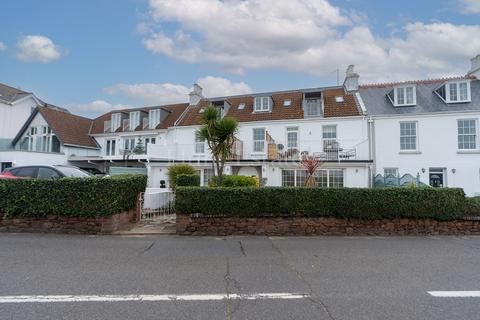 2 bedroom flat to rent, La Grande Route De La Cote, St Clement, jersey. JE2 6SE