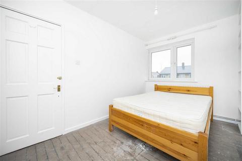 3 bedroom flat to rent, Florida Street, London E2