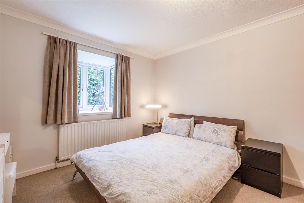 24 Collingwood Place, Walton Upon Thames, KT12 1 LU