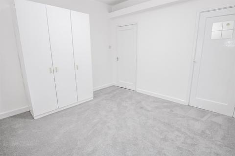 2 bedroom flat to rent, Burnham Court, Brent Street, Hendon, NW4