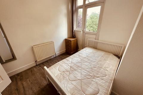 1 bedroom in a house share to rent, Maidstone Road, London N11