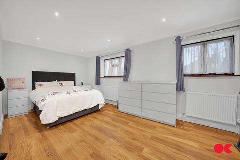 2 bedroom end of terrace house for sale, Faringdon Avenue, Romford RM3