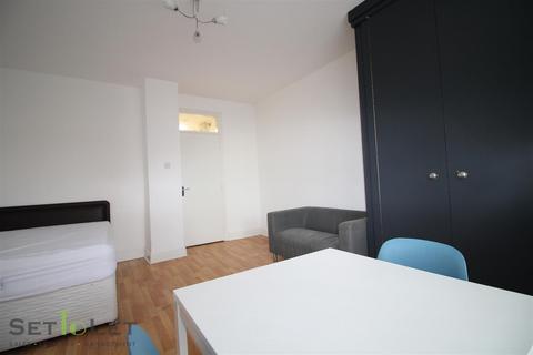 Studio to rent, Evington Road, Leicester