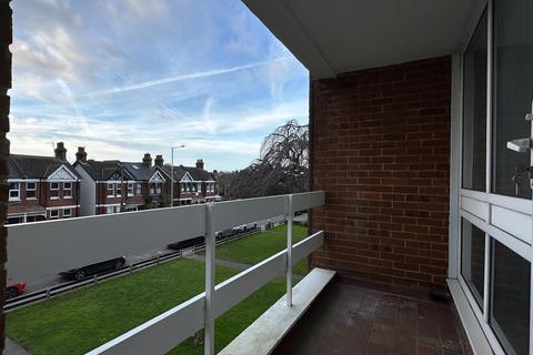 2 bedroom flat to rent, St. Peters Park Road, Broadstairs, CT10