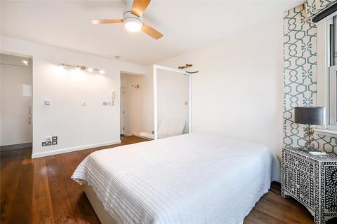 Studio to rent, Colville Gardens, London, W11