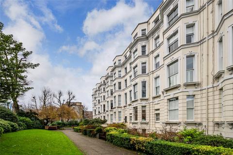 Studio to rent, Colville Gardens, London, W11