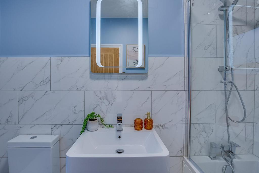 Bathroom 1.2.jpg