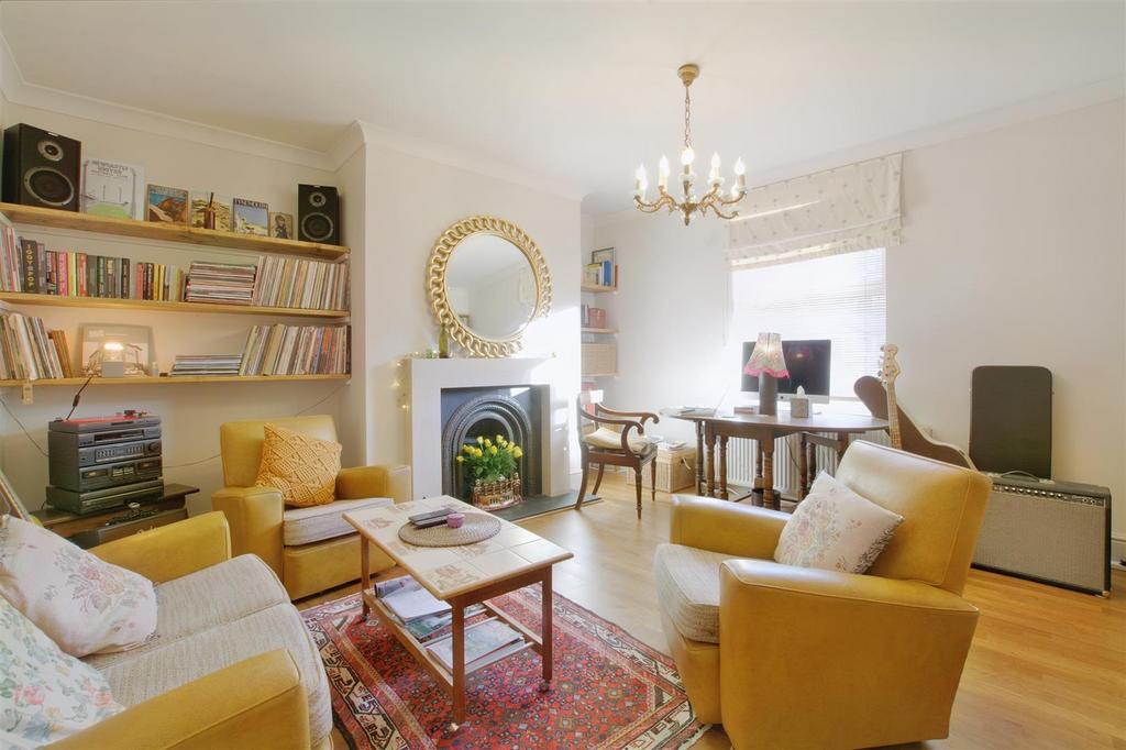 Additional reception room offering flexible family