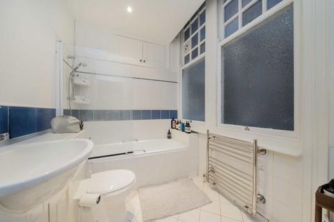 1 bedroom flat to rent, Kensington Court, London W8