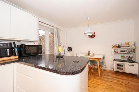 28 Abbotsfield Close, Hastings, TN34 2DT