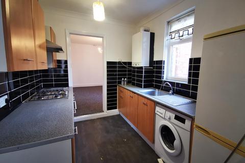 3 bedroom flat to rent, Ovington Grove, Fenham, Newcastle upon Tyne, NE5