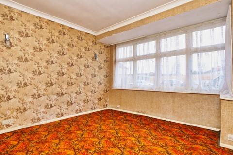 3 bedroom terraced house for sale, Lynton Avenue, Romford, RM7